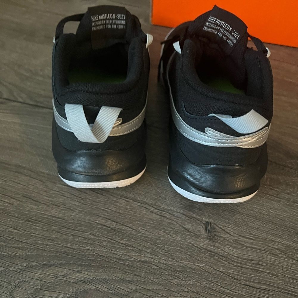 Nike Team Hustle D 10 Grade School Kids' Basketball Shoes - Picture 4 of 5